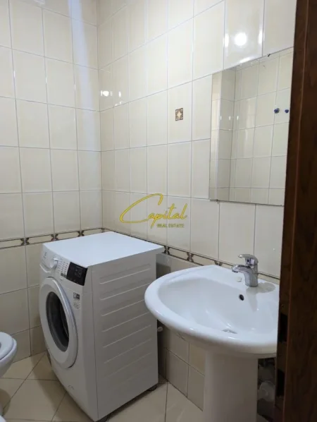 Tirane, jepet me qera apartament 2+1 Kati 2, 120 m² 720 € (LIQENI ARTIFICIAL)