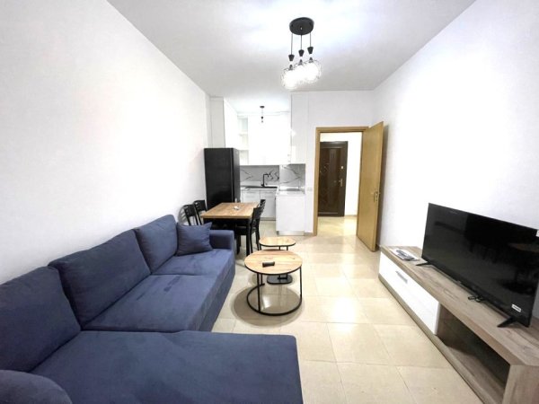 Tirane, jepet me qera apartament 1+1 Kati 6, 70 m² 500 € ( JEPET ME QERA SUPER APARTAMENT 1+1 NE 21 DHJETOR TEK GLOBE)