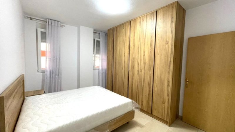Tirane, jepet me qera apartament 1+1 Kati 6, 70 m² 500 € ( JEPET ME QERA SUPER APARTAMENT 1+1 NE 21 DHJETOR TEK GLOBE)