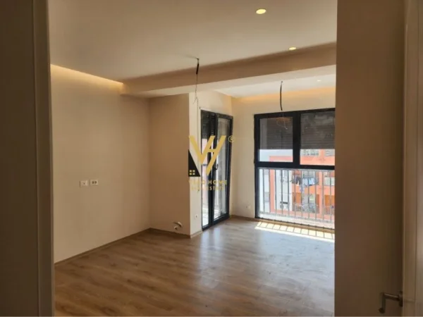 Tirane, jepet me qera ambjent biznesi Kati 6, 92 m² 500 € (BULEVARDI I RI)