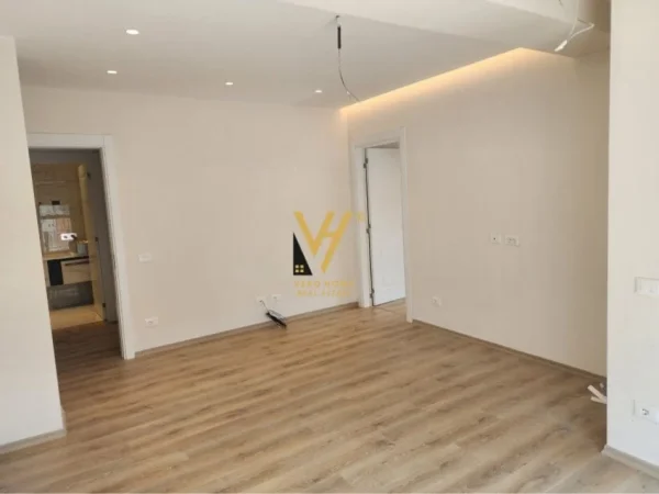 Tirane, jepet me qera ambjent biznesi Kati 6, 92 m² 500 € (BULEVARDI I RI)