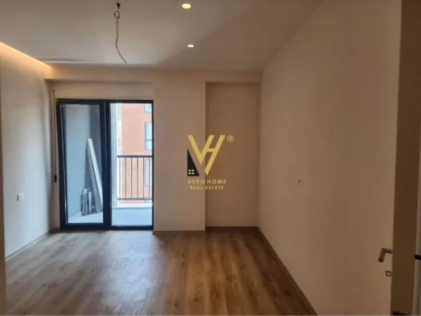 Tirane, jepet me qera ambjent biznesi Kati 6, 92 m² 500 € (BULEVARDI I RI)