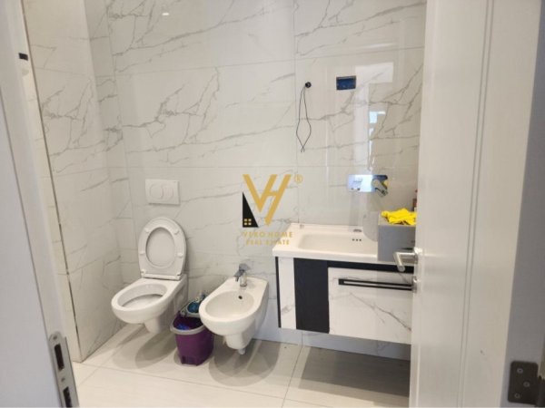 Tirane, jepet me qera ambjent biznesi Kati 6, 92 m² 500 € (BULEVARDI I RI)