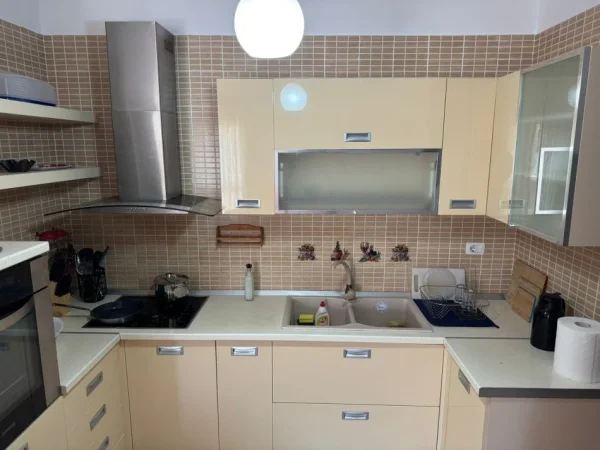 Vlore, jepet me qera apartament 2+1+Ballkon , 500 € (Rruga Fejzo Mema)