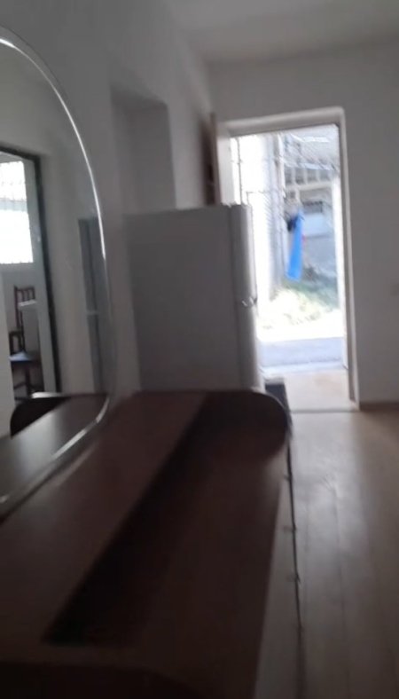 Tirane, jepet me qera apartament 1+1 Kati 1, 60 m² 400 € (Vasil Shanto)
