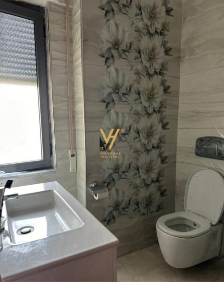 Tirane, jepet me qera apartament 2+1+Ballkon Kati 4, 110 m² 750 € (KOMUNA E PARISIT)