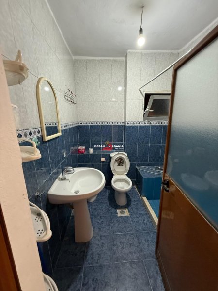Tirane, shitet apartament 3+1+Ballkon Kati 3, 120 m² 269.000 € (ne Komun te Parisit, prane Kristal Center)