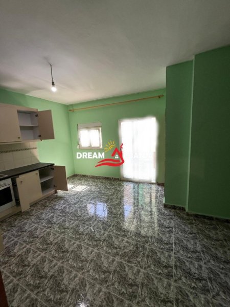 Tirane, shitet apartament 3+1+Ballkon Kati 3, 120 m² 269.000 € (ne Komun te Parisit, prane Kristal Center)