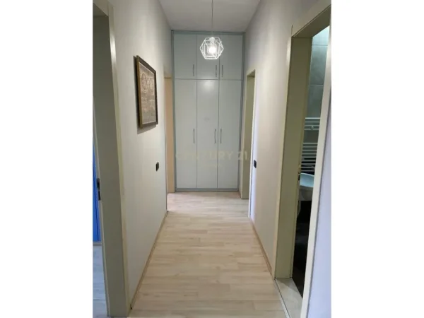 Tirane, jepet me qera apartament 2+1+Ballkon Kati 8, 88 m² 550 € 