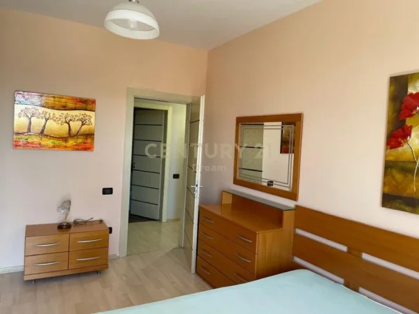 Tirane, jepet me qera apartament 2+1+Ballkon Kati 8, 88 m² 550 € 