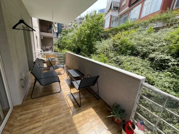 Tirane, jepet me qera apartament 2+1 Kati 2, 105 m² 650 € 
