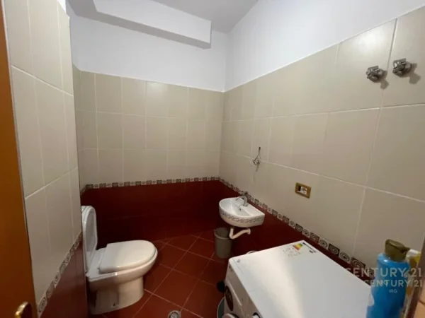 Tirane, jepet me qera apartament 2+1 Kati 2, 105 m² 650 € 