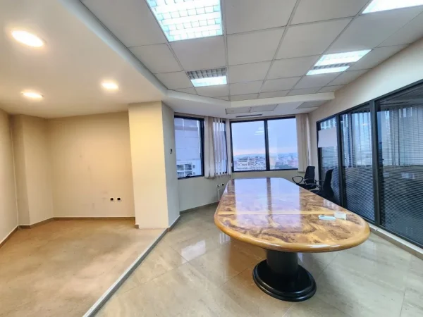 Tirane, jepet me qera zyre Kati 15, 350 m² 5.000 € (Bulevardi Deshmoret e Kombit)