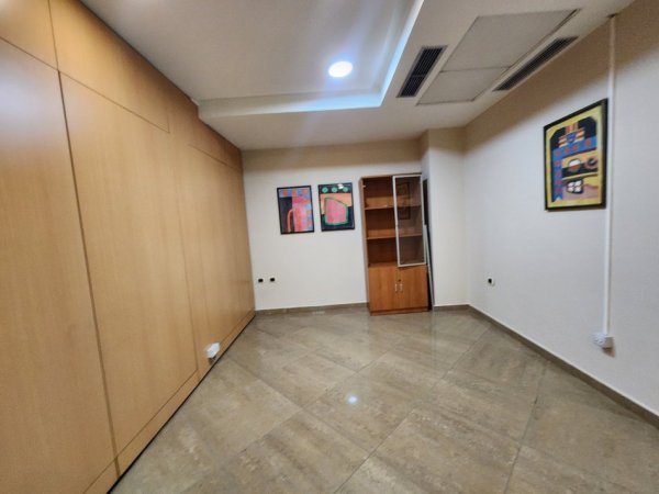 Tirane, jepet me qera zyre Kati 15, 350 m² 5.000 € (Bulevardi Deshmoret e Kombit)