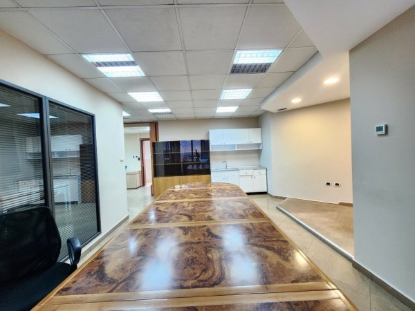 Tirane, jepet me qera zyre Kati 15, 350 m² 5.000 € (Bulevardi Deshmoret e Kombit)