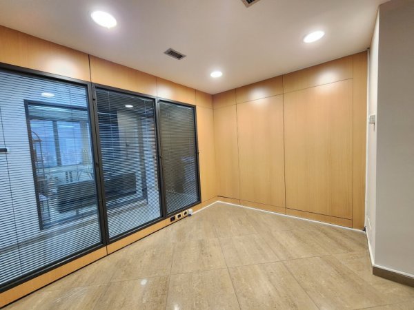Tirane, jepet me qera zyre Kati 15, 350 m² 5.000 € (Bulevardi Deshmoret e Kombit)