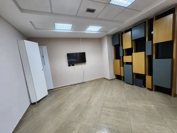 Tirane, jepet me qera zyre Kati 15, 350 m² 5.000 € (Bulevardi Deshmoret e Kombit)