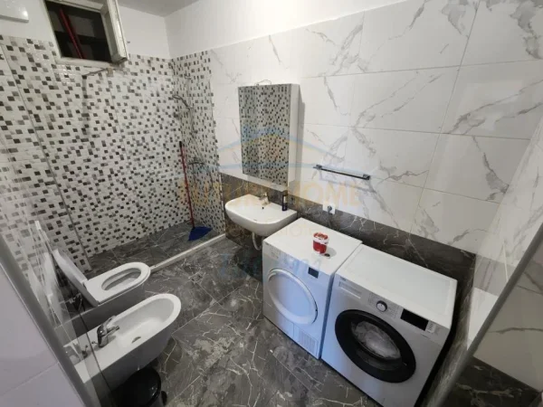 Tirane, jepet me qera apartament 2+1+Ballkon Kati 3, 110 m² 800 € (Kopshti Botanik)