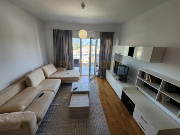 Tirane, jepet me qera apartament 2+1+Ballkon Kati 3, 110 m² 800 € (Kopshti Botanik)