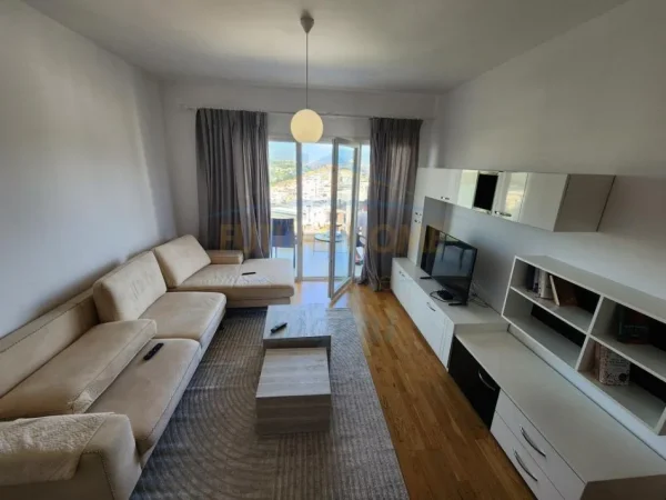 Tirane, jepet me qera apartament 2+1+Ballkon Kati 3, 110 m² 800 € (Kopshti Botanik)