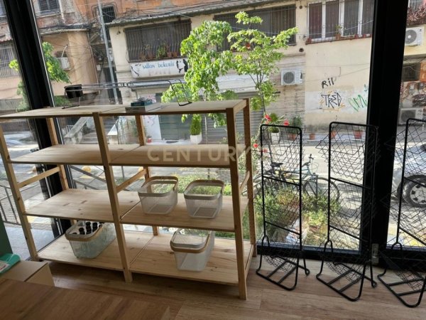 Tirane, jepet me qera bar-kafe Kati 0, 33 m² 800 € (PALLATET AGIMI)