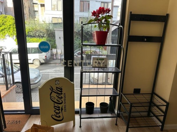 Tirane, jepet me qera bar-kafe Kati 0, 33 m² 800 € (PALLATET AGIMI)