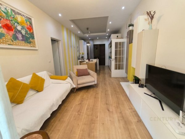 Tirane, jepet me qera apartament 2+1 Kati 4, 92 m² 750 € (Myslym Shyri)