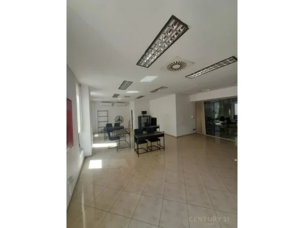 Tirane, jepet me qera zyre Kati 1, 70 m² 1.200 € (Torre Drin Center)