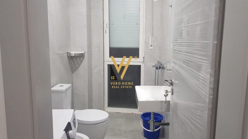 Tirane, jepet me qera apartament 1+1+Ballkon Kati 3, 65 m² 650 € (KOMUNA E PARISIT)