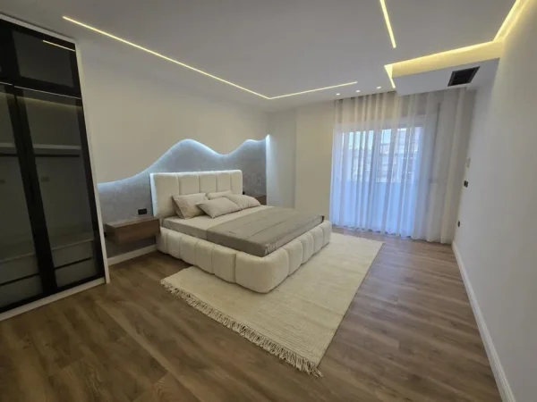 Tirane, shitet apartament 2+1+Ballkon , 110 m² 348.000 € (Petro Nini)