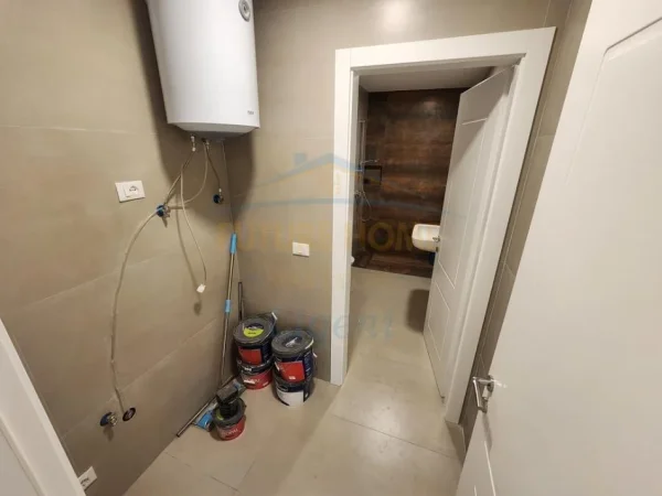 Tirane, jepet me qera zyre Kati 2, 127 m² 2.220 € (Lake View, Liqeni Artificial)