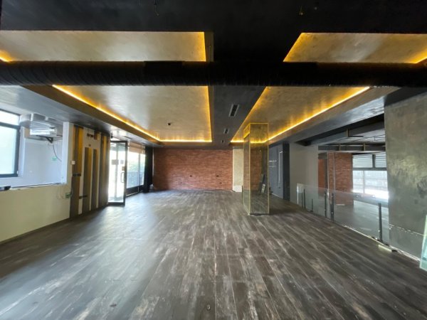 Tirane, jepet me qera ambjent biznesi Kati 0, 440 m² 4.000 € (21 DHJETORI)