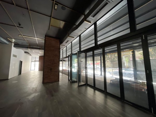 Tirane, jepet me qera ambjent biznesi Kati 0, 440 m² 4.000 € (21 DHJETORI)