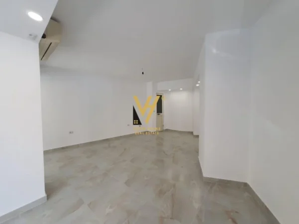 Tirane, jepet me qera dyqan Kati 0, 40 m² 700 € (RRUGA E ELBASANIT)