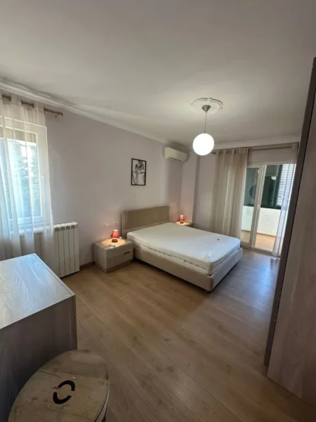 Tirane, jepet me qera apartament 2+1+Ballkon Kati 1, 117 m² 650 € (ptoptani)