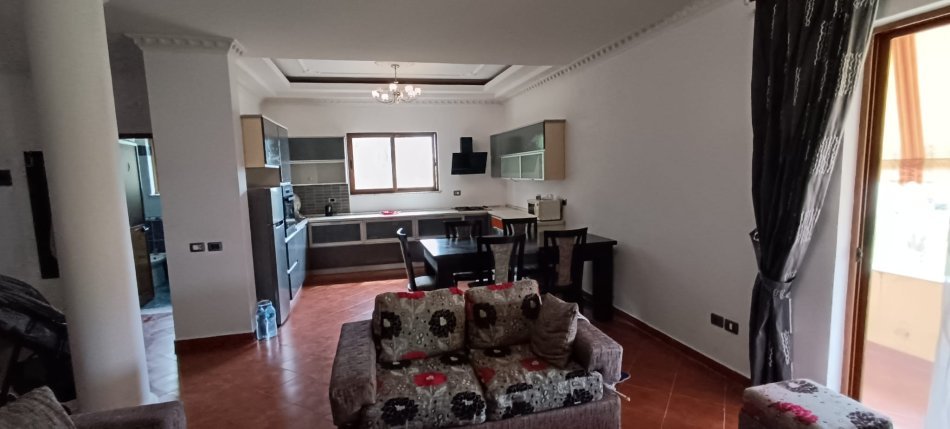 Tirane, jepet me qera apartament 3+1 Kati 2, 176 m² 600 € (Ali Demi)
