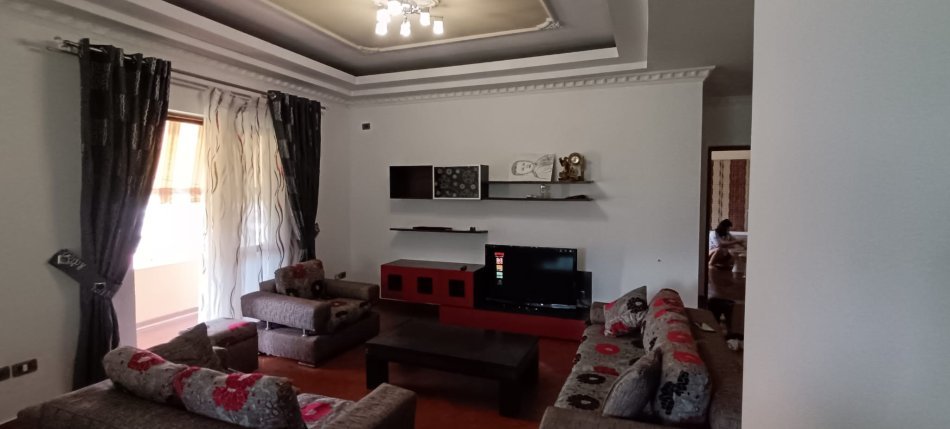 Tirane, jepet me qera apartament 3+1 Kati 2, 176 m² 600 € (Ali Demi)