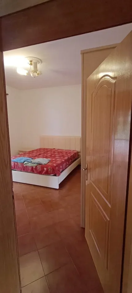 Tirane, jepet me qera apartament 3+1 Kati 2, 176 m² 600 € (Ali Demi)