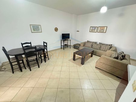 Tirane, jepet me qera apartament 2+1 Kati 4, 95 m² 400 € (UNAZA E RE)