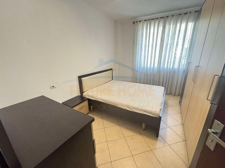 Tirane, jepet me qera apartament 2+1 Kati 4, 95 m² 400 € (UNAZA E RE)