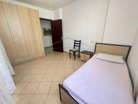 Tirane, jepet me qera apartament 2+1 Kati 4, 95 m² 400 € (UNAZA E RE)
