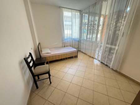 Tirane, jepet me qera apartament 2+1 Kati 4, 95 m² 400 € (UNAZA E RE)
