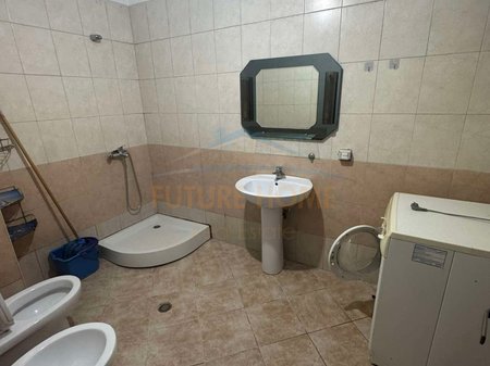 Tirane, jepet me qera apartament 2+1 Kati 4, 95 m² 400 € (UNAZA E RE)