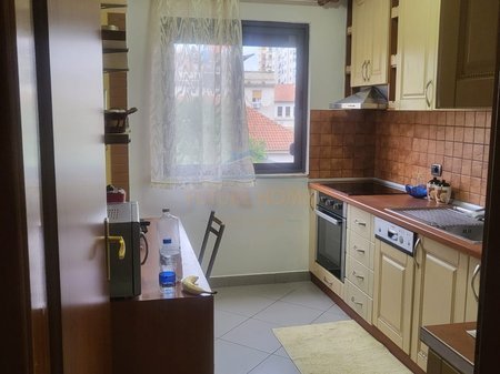Tirane, jepet me qera apartament 1+1 Kati 4, 110 m² 450 € (MINE PEZA)
