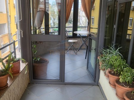 Tirane, jepet me qera apartament 1+1 Kati 4, 110 m² 450 € (MINE PEZA)
