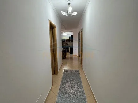 Tirane, jepet me qera apartament 2+1 Kati 5, 115 m² 500 € (Unaza e re)