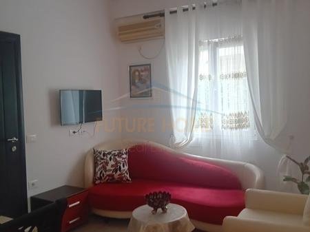 Tirane, jepet me qera apartament 1+1 Kati 1, 92 m² 350 € (Rruga 5 maji)