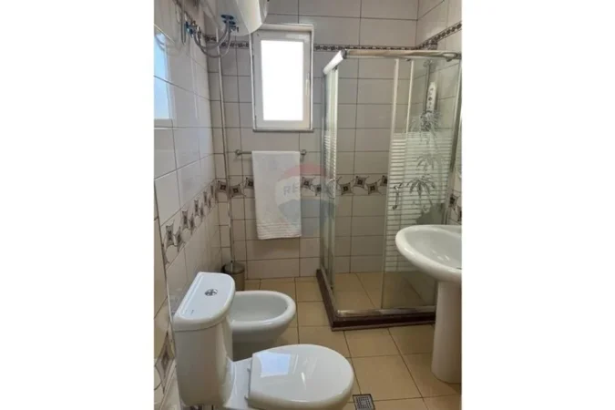 Tirane, jepet me qera apartament 3+1 Kati 0, 113 m² 1.000 € (Bulevardi Zogu i Zi)