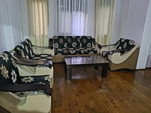 Tirane, jepet me qera shtepi 1+1+Aneks+Ballkon Kati 2, 80 m² 350 € (Rr.Jordan Misja)