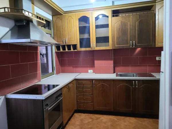 Tirane, jepet me qera shtepi 1+1+Aneks+Ballkon Kati 2, 80 m² 350 € (Rr.Jordan Misja)